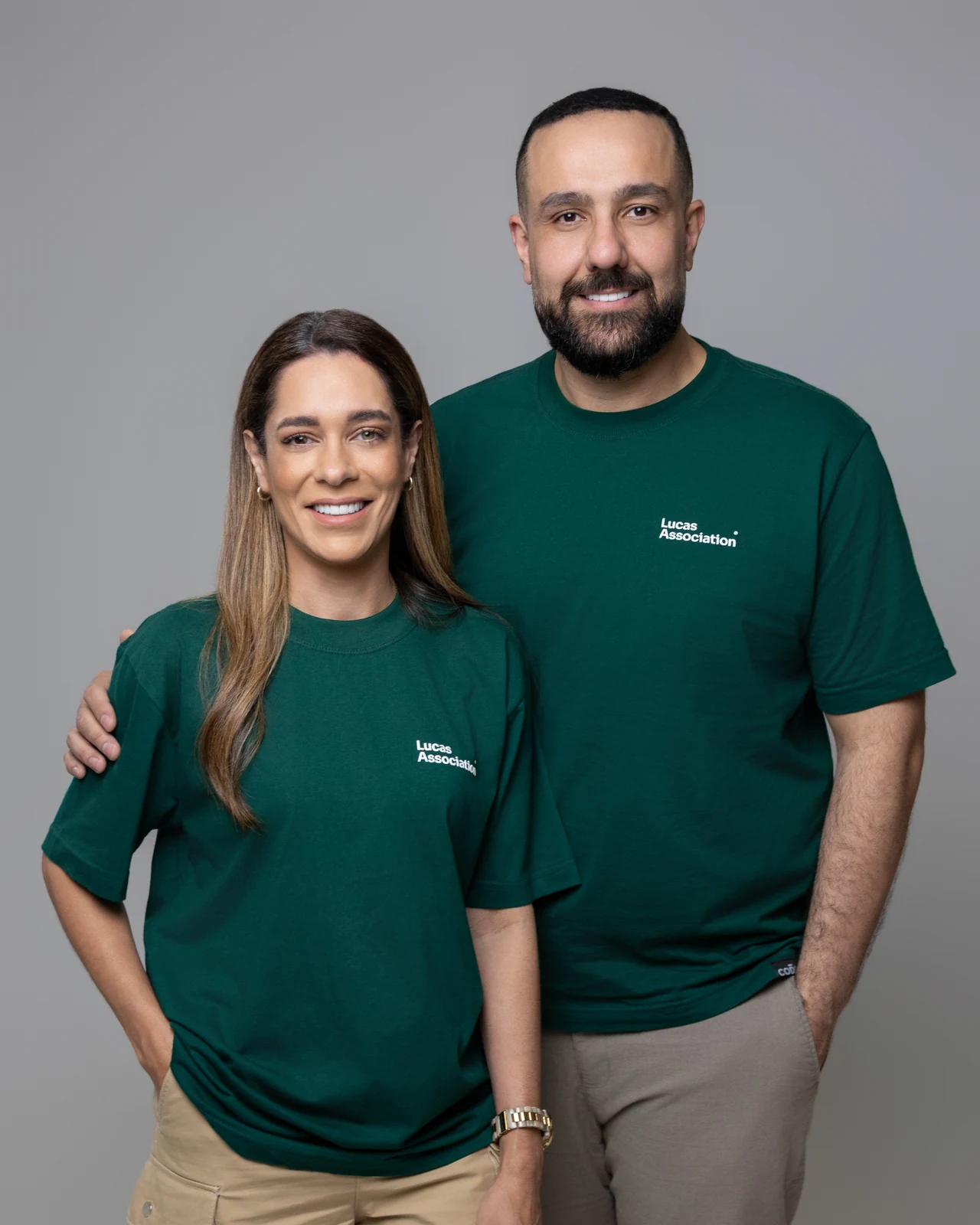 Tiago Chagas e Susan Chagas com camisetas da Lucas Association